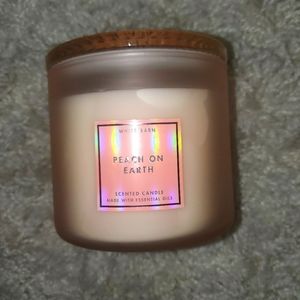 Bath & Body Works Peach on earth candle